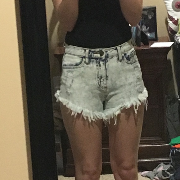 High-Waisted Light Denim Shorts - Picture 4 of 5